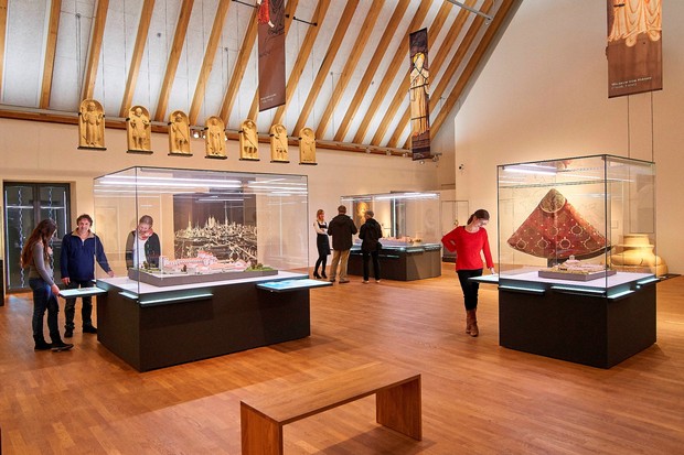 Besucher schauen sich Exponate in der Dauerausstellung an.