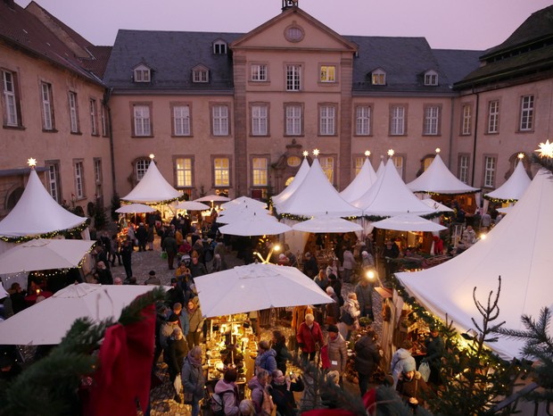 Blick auf den Ehrenhof mit vielen Ständen und Menschen. Der Markt ist weihnachtlich beleuchtet. Blick auf den Ehrenhof mit vielen Ständen und Menschen. Der Markt ist weihnachtlich beleuchtet.