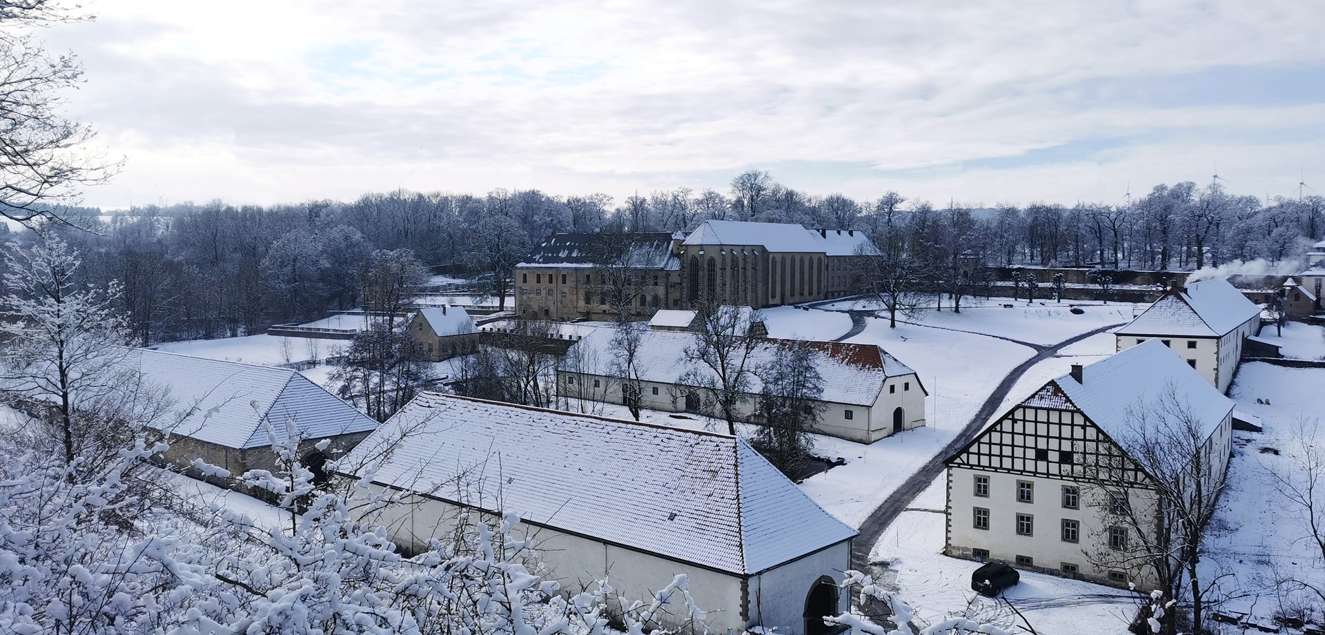 Blick auf die verschneite Klosteranlage in Dalheim.