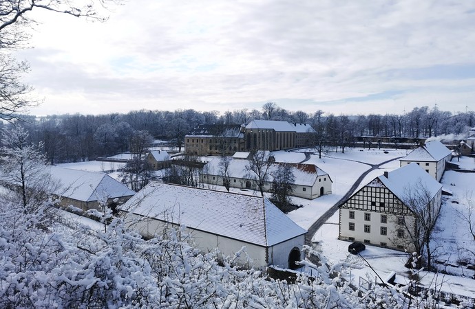 Blick auf die verschneite Klosteranlage in Dalheim.