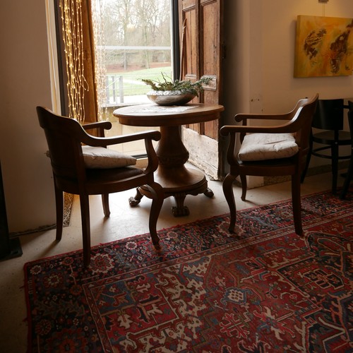Runder Tisch mit zwei Stühlen vor einem großen Fenster im Klosterwirtshaus.