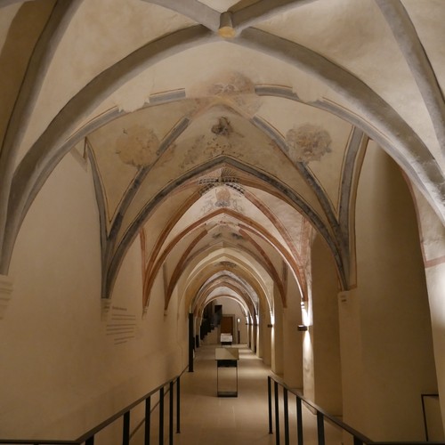 Der beleuchtete Kreuzgang.