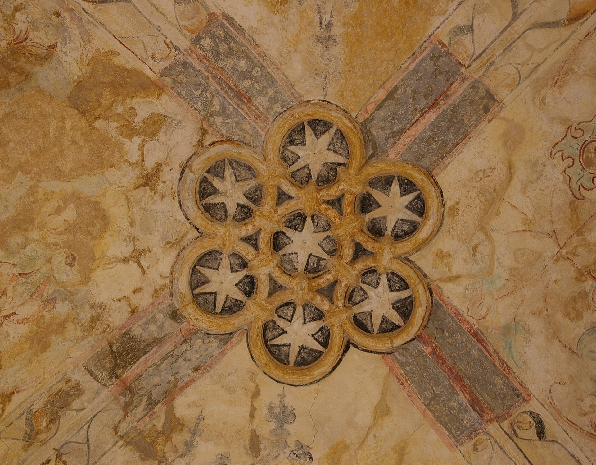 Schlussstein in Form von Sternen im Gewölbe des Kreuzgangs.