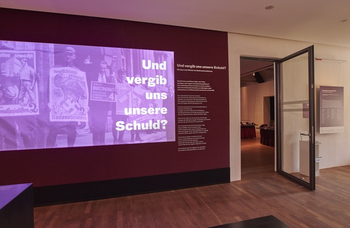 Der Prolog zur Sonderausstellung "Und vergib uns unsere Schuld? Kirchen und Klöster im Nationalsozialismus" zeigt die 10 Leitfragen der Schau.