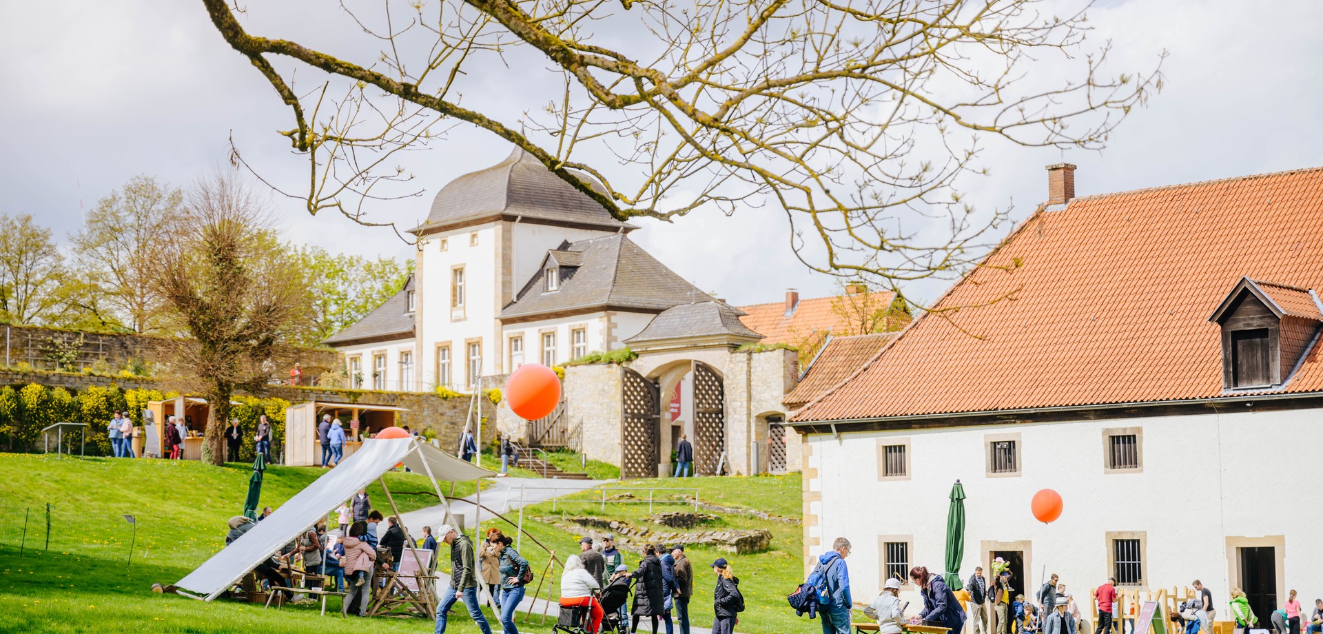 Blick vom Klostergelände aus auf die Schreinerei und die Schmiede.