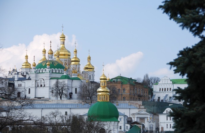 Zu sehen sind die Refektoriumskircheund die Mariä-Himmelfahrts-Kathedrale des Kiewer Höhlenklosters mit grünen und goldenen Dächern.