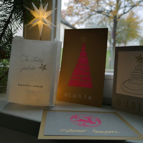 Mehrere Weihnachtskarten aus der Dalheimer Himmelswerkstatt.