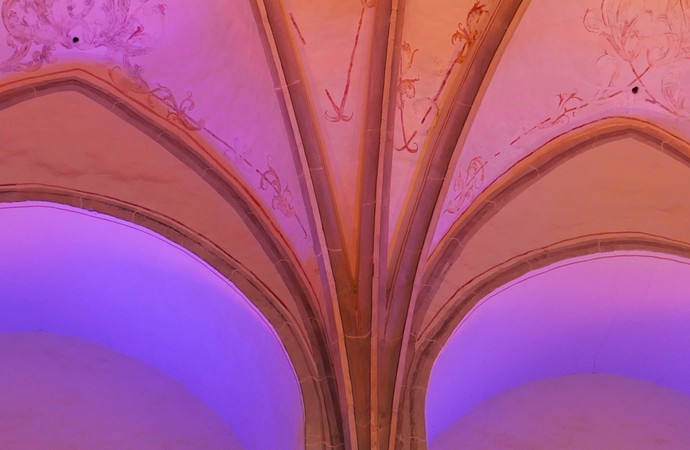 Ein rosa beleuchteter Abschnitt der Decke der Dalheimer Klosterkirche.