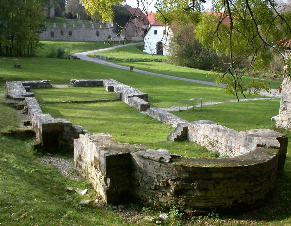 Die Grundmauern der Klosterkirche vom ehemaligen Frauenklosters befinden sich im Tal der Anlage.