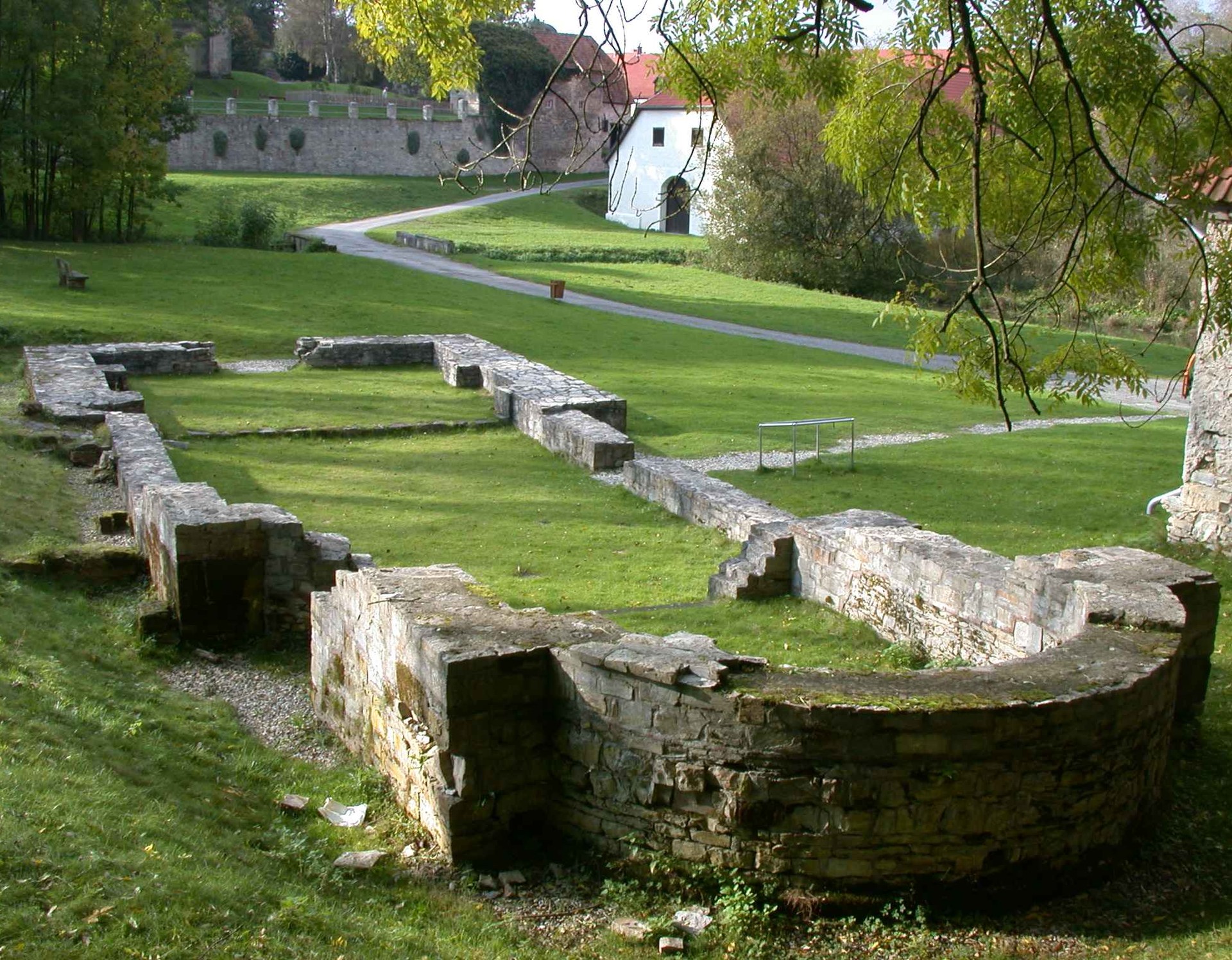 Die Grundmauern der Klosterkirche vom ehemaligen Frauenklosters befinden sich im Tal der Anlage.