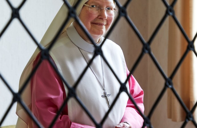 Die Fotografie einer Steyler Anbetungsschwester von Annet van der Voort ist in der Studio-Ausstellung "Charisma" zu sehen.