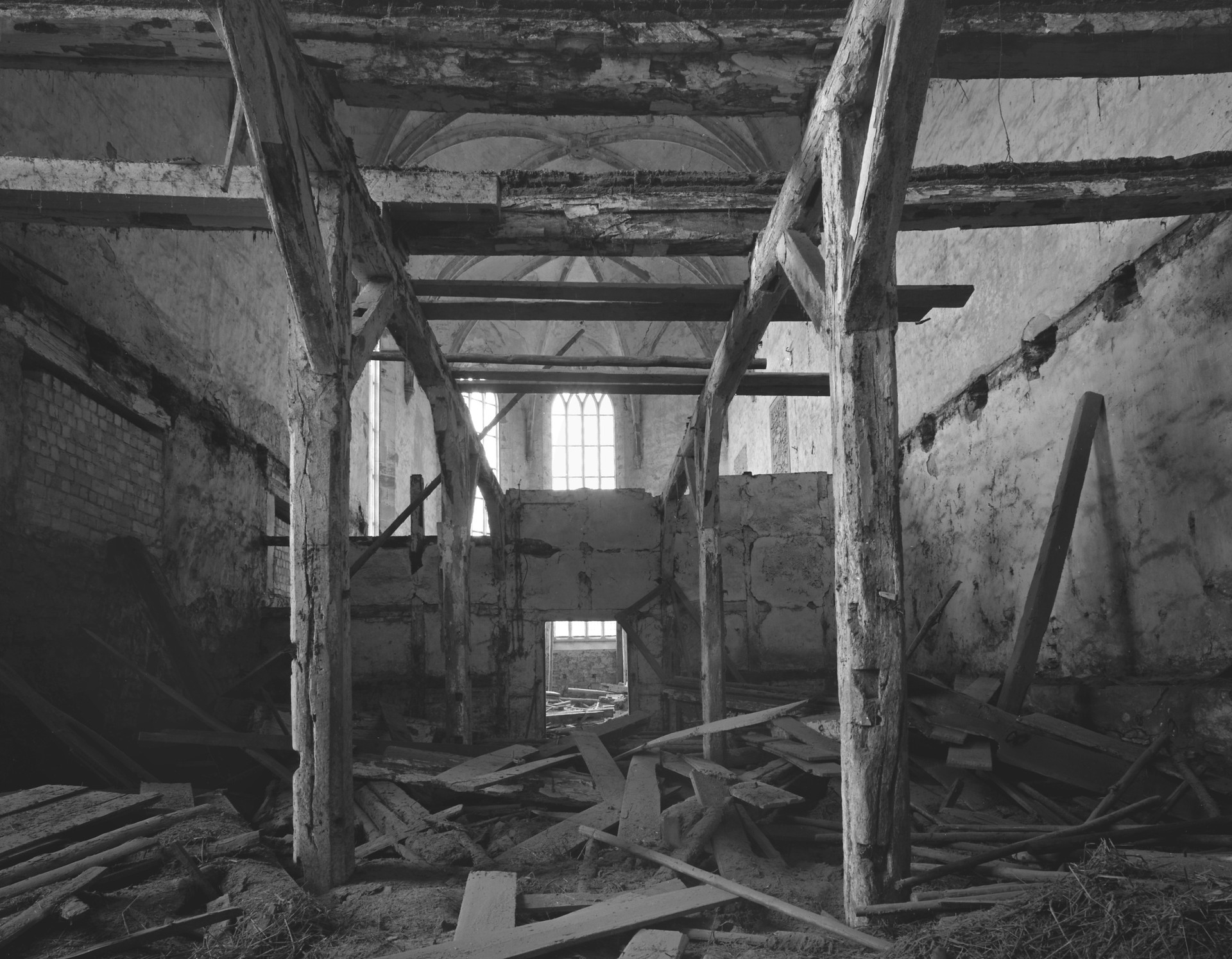 Schwarz-weiß Foto vom inneren der Kirche mit eingezogenen Fachwerkböden für die Heulagerung.