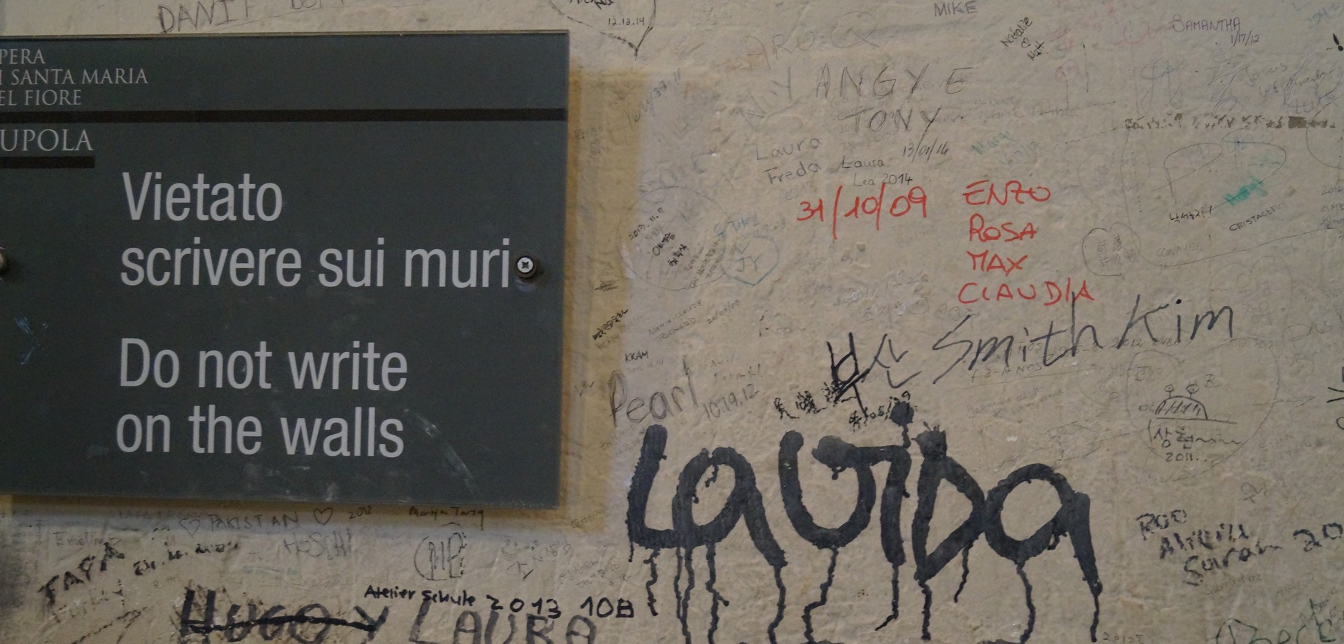 Eine Wand im Dom zu Florenz: Neben einem Verbotsschild "Nicht die Wand beschreiben" befinden sich unzählige Graffitis. (Foto: LWL/A .Buterus)